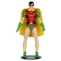 Preview: Robin-Actionfigur in stehender Pose auf schwarzem Rundsockel mit DC-Logo, Umhang fällt locker über die Schultern.