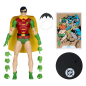Preview: Figur mit Zubehör ausgepackt: austauschbare grüne Hände, ein kleiner schwarzer Batarang-Anhänger und eine Sammelkarte mit Comic-Artwork von Batman und Robin.