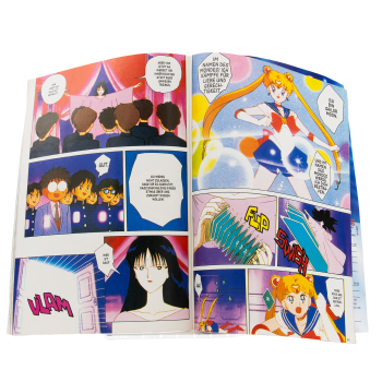 Geöffnete Innenseiten von Sailor Moon Sonderheft 1 mit Comic-Seiten Alt 3 (EN)
