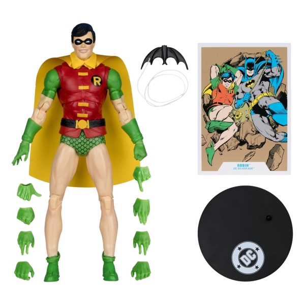 Figur mit Zubehör ausgepackt: austauschbare grüne Hände, ein kleiner schwarzer Batarang-Anhänger und eine Sammelkarte mit Comic-Artwork von Batman und Robin.