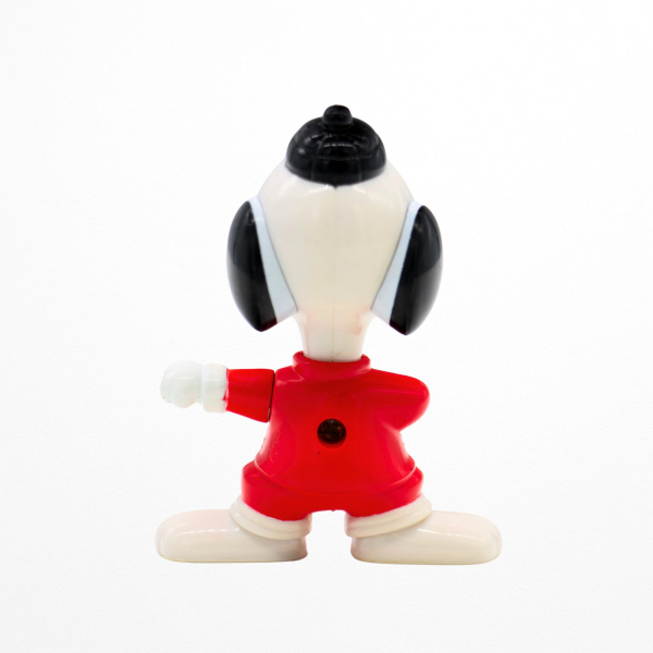 Vintage Snoopy Figur aus Porzellan auf weißem Hintergrund